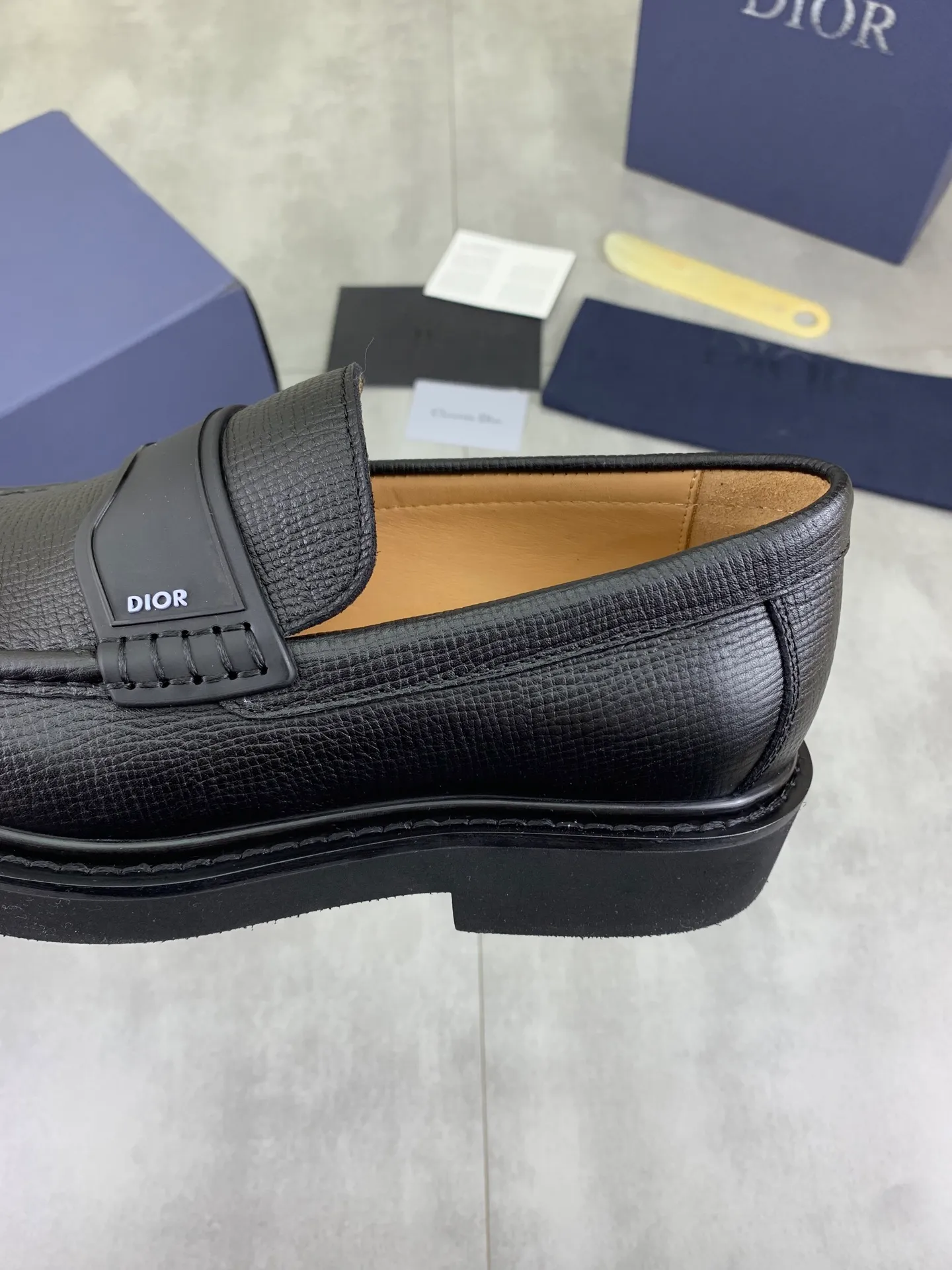 Factory price P800 💰Original quality, top version🔱 DIOR——Dior Men's business casual leather shoes, top quality products. 1:1 shipment ⬆️Luxurious and noble👞All imported original brand fabrics, just to create a more comfortable wearing experience, upper: original selected open edge beaded calfskin ➕Top imported water-dyed full cow lining, original light and comfortable foam outsole ✔️Number: 39-44 (38.45 can be customized)